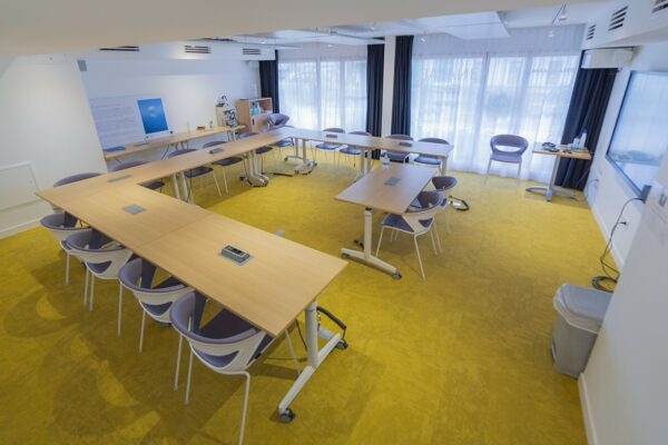Salle de réunion à La Rochelle | Grande salle de réunion pour l'organisation de vos séminaires, journées de formation, réunions, assemblées générales, conférences de presse, conventions